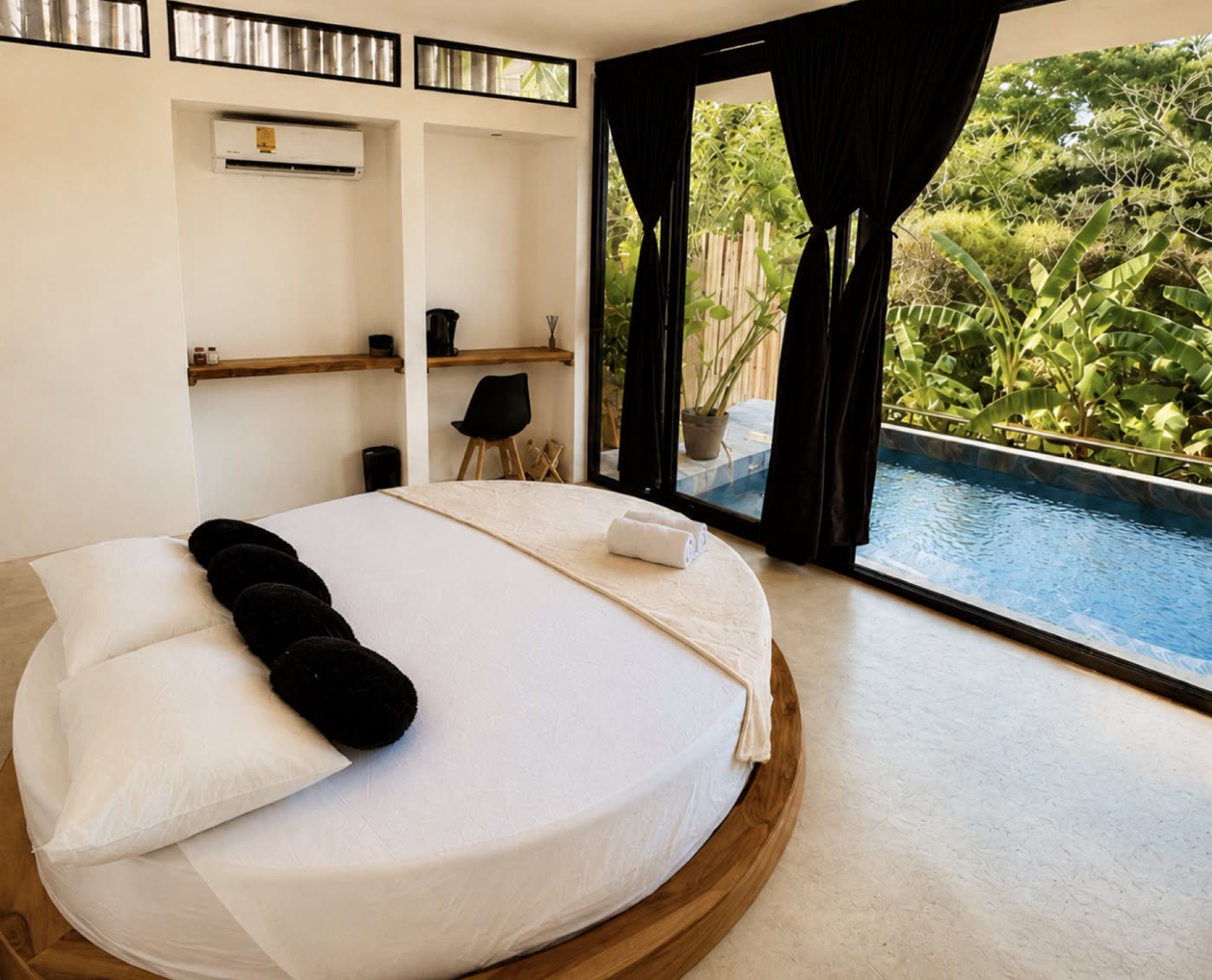 A round bed with the plunge pool just outside